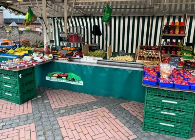 Bild vom Obst- und Gemüsestand von Pottbäckers Bauernladen auf dem Friedensplatz in Nieukerk