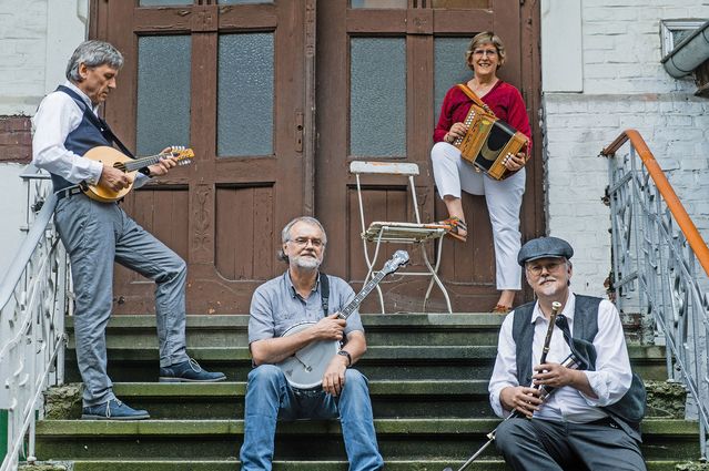 Ferry 2 Kerry Folkband auf Treppe vor Haus