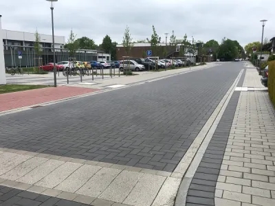 Blick auf den neu gestalteten Vorplatz der Aula/Mensa der Robert-Jungk-Gesamtschule in Aldekerk