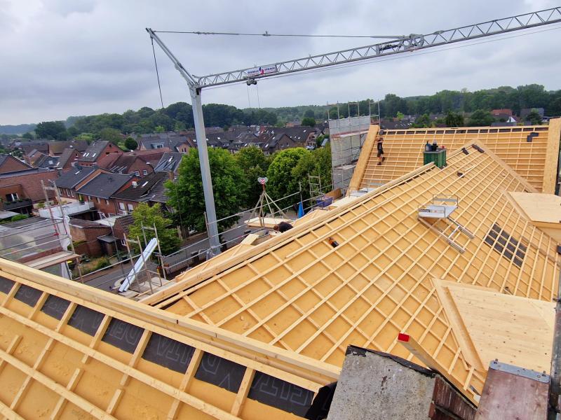 Blick auf die Unterkonstruktion des Dachs der Mariengrundschule Nieukerk